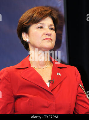 Florida gubernatorial Anwärter Demokrat Alex Wanne wartet auf den Beginn der Debatte mit republikanischen Rick Scott bei Nova Southeastern University in Davie, Florida am 20. Oktober 2010. UPI/Martin Fried Stockfoto