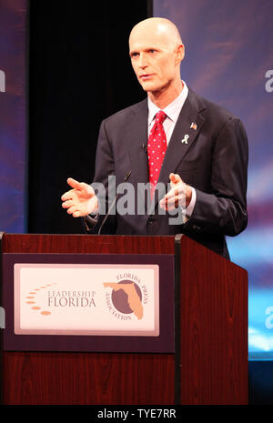 Florida gubernatorial Anwärter republikanischen Rick Scott beteiligt sich an einer Debatte auf Nova Southeastern University mit Demokrat Alex Wanne in Davie, Florida am 20. Oktober 2010. UPI/Martin Fried Stockfoto