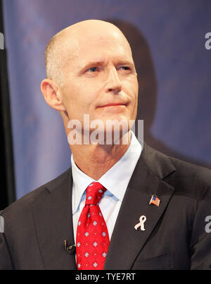 Florida gubernatorial Anwärter republikanischen Rick Scott beteiligt sich an einer Debatte auf Nova Southeastern University mit Demokrat Alex Wanne in Davie, Florida am 20. Oktober 2010. UPI/Martin Fried Stockfoto