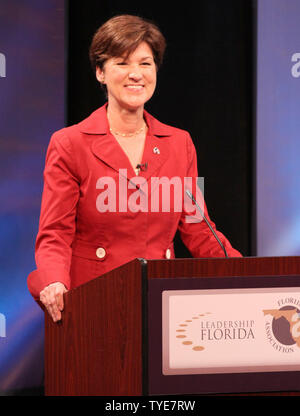 Florida gubernatorial Anwärter Demokrat Alex Wanne wartet auf den Beginn der Debatte mit republikanischen Rick Scott bei Nova Southeastern University in Davie, Florida am 20. Oktober 2010. UPI/Martin Fried Stockfoto