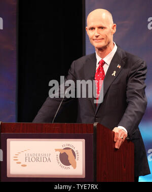 Florida gubernatorial Anwärter republikanischen Rick Scott beteiligt sich an einer Debatte auf Nova Southeastern University mit Demokrat Alex Wanne in Davie, Florida am 20. Oktober 2010. UPI/Martin Fried Stockfoto