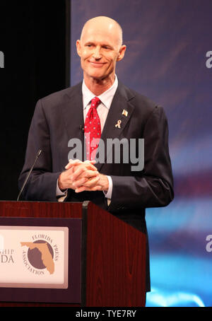 Florida gubernatorial Anwärter republikanischen Rick Scott beteiligt sich an einer Debatte auf Nova Southeastern University mit Demokrat Alex Wanne in Davie, Florida am 20. Oktober 2010. UPI/Martin Fried Stockfoto