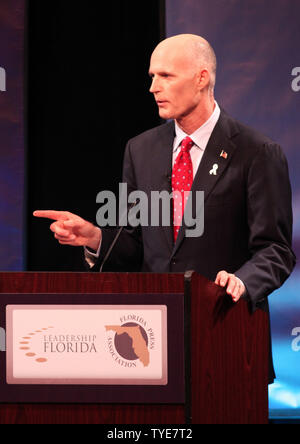 Florida gubernatorial Anwärter republikanischen Rick Scott beteiligt sich an einer Debatte auf Nova Southeastern University mit Demokrat Alex Wanne in Davie, Florida am 20. Oktober 2010. UPI/Martin Fried Stockfoto