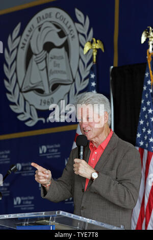 Der ehemalige Präsident Bill Clinton spricht während einer frühen Abstimmung Rally für Florida demokratische gubernatorial Anwärter Alex Wanne im Miami - Dade College in Miami, Florida, am 21. Oktober 2010. UPI/Martin Fried Stockfoto