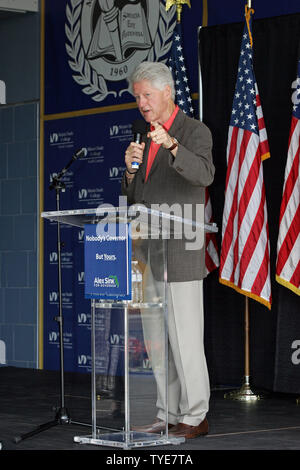 Der ehemalige Präsident Bill Clinton spricht während einer frühen Abstimmung Rally für Florida demokratische gubernatorial Anwärter Alex Wanne im Miami - Dade College in Miami, Florida, am 21. Oktober 2010. UPI/Martin Fried Stockfoto