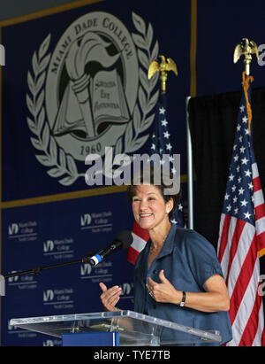 Florida demokratische gubernatorial Anwärter Alex Wanne hält eine frühzeitige Abstimmung Kundgebung an Dade College in Miami, Florida, am 21. Oktober 2010. UPI/Martin Fried Stockfoto