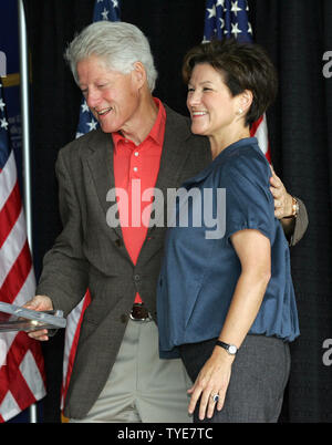 Florida demokratische gubernatorial Anwärter Alex Wanne (R) und der ehemalige Präsident Bill Clinton halten eine frühzeitige Abstimmung Kundgebung an Dade College in Miami, Florida, am 21. Oktober 2010. UPI/Martin Fried Stockfoto