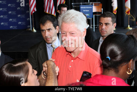 Der ehemalige Präsident Bill Clinton begrüßt das Publikum nach dem frühen Abstimmung Rallye durch Florida demokratische gubernatorial Anwärter Alex Wanne im Miami - Dade College in Miami, Florida, am 21. Oktober 2010 statt. UPI/Martin Fried Stockfoto