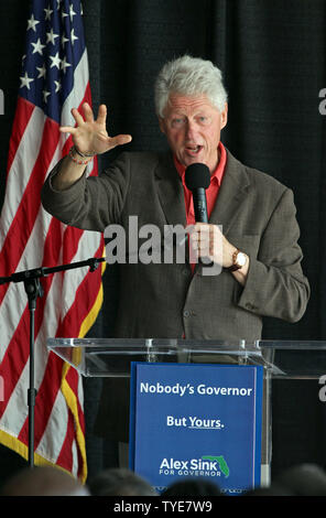 Der ehemalige Präsident Bill Clinton spricht während einer frühen Abstimmung Rally für Florida demokratische gubernatorial Anwärter Alex Wanne im Miami - Dade College in Miami, Florida, am 21. Oktober 2010. UPI/Martin Fried Stockfoto