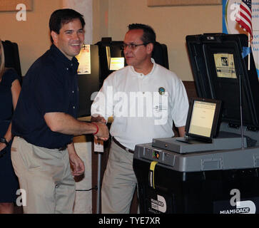 Florida republikanischen Senatorial Kandidat Marco Rubio (L) wirft seine Stimme am Wahltag an der offenen Bibel Tempel in Miami am 2. November 2010. UPI/Martin Fried Stockfoto