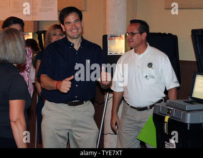 Florida republikanischen Senatorial Kandidat Marco Rubio (L) wirft seine Stimme am Wahltag an der offenen Bibel Tempel in Miami am 2. November 2010. UPI/Martin Fried Stockfoto