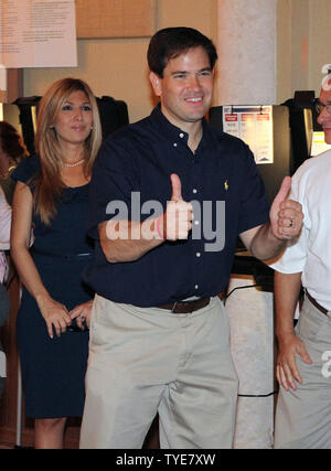 Florida republikanischen Senatorial Kandidat Marco Rubio, mit seiner Frau Jeanette, wirft seine Stimme am Wahltag an der offenen Bibel Tempel in Miami am 2. November 2010. UPI/Martin Fried Stockfoto