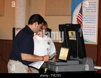 Florida republikanischen Senatorial Kandidat Marco Rubio (L) wirft seine Stimme am Wahltag an der offenen Bibel Tempel in Miami am 2. November 2010. UPI/Martin Fried Stockfoto