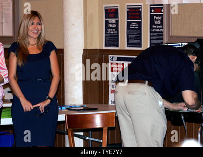 Florida republikanischen Senatorial Kandidat Marco Rubio, mit seiner Frau Jeanette, wirft seine Stimme am Wahltag an der offenen Bibel Tempel in Miami am 2. November 2010. UPI/Martin Fried Stockfoto