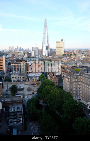 Blick auf die Skyline von London von der Aussichtsplattform in der Tate Modern, London, UK. Stockfoto