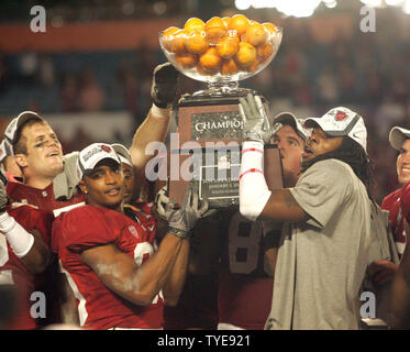 Stanford Kardinal Spieler feiern das Gewinnen der 77. jährlichen Entdecken Sie Orange Schüssel am Sun Life Stadium in Miami am 3. Januar 2011. Stanford besiegte Virginia Tech 40-12. UPI/Michael Busch Stockfoto