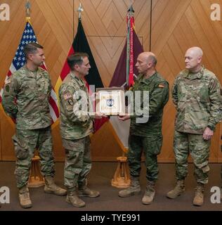 Sembach, Deutschland - Lt. Kol. Ricardo Puente Garcia, spanischer Army Medical Brigade" BRISAN "Stabschef, stellt Oberst William M. Stubbs eine gerahmte "BRISAN "Insignia in Anerkennung während der 30 medizinischen Brigade Senior Leadership Forum am 3. November 2016. COL Stubbs, William: Berryville, Arkansas Stockfoto