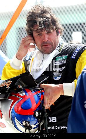 Schauspieler Patrick Dempsey nimmt seinen Helm in der Grube während der Praxis für den morgigen Grand Prix von Miami an Homestead-Miami Speedway in Homestead, Florida am 4. März 2011. UPI/Michael Busch Stockfoto