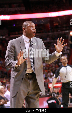 Boston Celtics Head Coach Doc Rivers ein Anruf während der ersten Hälfte gegen die Miami Heat in der American Airlines Arena in Miami, Florida, April 6th, 2011 argumentiert. Die Miami Heat beat die Boston Celtics 100-77.. UPI/Susan Knowles... Stockfoto