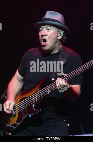 Stu Cook mit Creedence Clearwater führt am Seminole Hard Rock Hotel und Kasino in Hollywood, Florida am 11. Mai 2011. UPI/Michael Busch Stockfoto