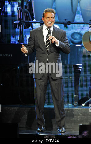 Mexikanische Sänger Luis Miguel führt im Konzert an der American Airlines Arena in Miami am 19. Mai 2011. UPI/Michael Busch Stockfoto