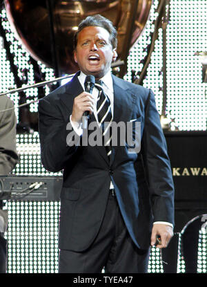 Mexikanische Sänger Luis Miguel führt im Konzert an der American Airlines Arena in Miami am 19. Mai 2011. UPI/Michael Busch Stockfoto