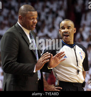 Boston Celtics Head Coach Doc Rivers argumentiert mit der Schiedsrichter beim Spiel 1 der 2. Runde der Eastern Conference Playoff Serie. 2. Hälfte gegen die Miami Heat in der American Airlines Arena in Miami, Florida, 1. Mai 2011. Die Miami Heat beat die Boston Celtics 99-90.. UPI/Susan Knowles... Stockfoto