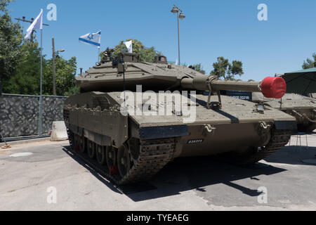 Jerusalem, Israel. 26 Juni, 2019. Ein Merkava 4 Tank steht auf der Anzeige. Funktionsprüfung in der IDF seit 2004 mit der Trophäe erweiterte Active Protection System ausgestattet ist, wiegt 80 Tonnen und ist in der Lage, eine Geschwindigkeit von 64 km/h. "Unsere IDF' Ausstellung eröffnet in der ersten Station in Jerusalem mit gepanzerten Kampffahrzeuge, eine F16 Kampfjet, einer audio video Präsentation und zur Bekämpfung der Simulatoren zur virtuellen Realität. Auf der Grundlage der wehrpflicht IDF, in Israel als der "Volksarmee", öffnet seine Türen für die Öffentlichkeit kostenlos Erfüllung ihrer Rolle bei der Schaffung einer engen Verbindung mit der Öffentlichkeit. Stockfoto