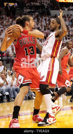 Chicago Bulls Zentrum Joakim Noah (13) ist durch die Miami Heat, Udonis Haslem (40) beim Spiel 3 der Eastern Conference Finals verteidigt. Erste Hälfte gegen die Miami Heat in der American Airlines Arena in Miami, Florida, 22. Mai 2011. Die Miami Heat beat die Chicago Bulls 96-85.. UPI/Susan Knowles... Stockfoto