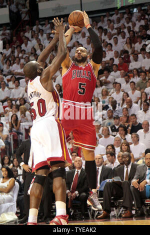 Miami Heat center Joel Anthony (50) verteidigt gegen die Chicago Bulls Carlos Boozer (5) während der Spiel 4 der NBA Eastern Conference Finals. 2. Hälfte Aktion, zwischen den Miami Heat und den Chicago Bulls an der American Airlines Arena in Miami, Florida, am 24. Mai 2011. Die Miami Heat beat die Chicago Bulls 101-93.. UPI/Susan Knowles Stockfoto