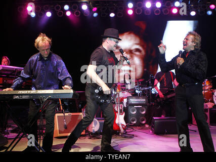 Peter Tork (L), Mickey Dolenz (C) und Davy Jones (R) mit den Monkees im Konzert während ihrer 45. Jahr Reunion Tour im Pompano Beach Amphitheater in Pompano Beach, Florida führen Sie am 5. Juni 2011. UPI/Michael Busch Stockfoto