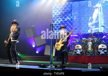 ZZ Top in Concert am Seminole Hard Rock Hotel und Kasino in Hollywood, Florida am 8. Juni 2011. UPI/Michael Busch Stockfoto