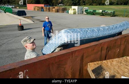 Deral Freysinger, Bauingenieur 436th Squadron qualifizierte Recycling Program Manager, Uhren Staff Sgt. Jonathan Judy, 436Th CES Flieger Schlafsaal Führer, eine Matratze in einem 30-cubic Yard roll-off-container Nov. 3, 2016, an das Recycling Center auf Dover Air Force Base, Del Freysinger gewährleistet alle an das Recycling Center gebracht Elemente in der richtigen Container platziert wurde. Stockfoto