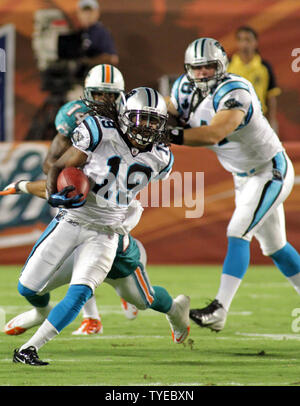 Carolina Panthers wide receiver Trent Kerl (10) während der ersten Hälfte Aktion läuft, zwischen den Miami Dolphins und die Carolina Panthers bei Sun Life Stadium in Miami, Florida am 19. August 2011. Die Miami Dolphins schlagen die Carolina Panthers 20-10.. UPI/Susan Knowles Stockfoto