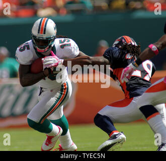 Miami Dolphins wide receiver Devon Bess (15) bricht während der ersten Hälfte Maßnahmen anzugehen, zwischen den Miami Dolphins und die Denver Broncos Oktober 23, 2011 bei Sun Life Stadium in Miami, Florida. . .. UPI Foto/Susan Knowles Stockfoto