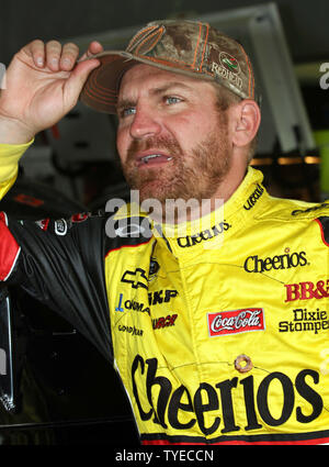 Clint Bowyer wartet in seiner Garage während einer Regenunterbrechung von der Praxis für die NASCAR Nationwide Series Ford 300 bei Homestead-Miami Speedway in Homestead, Florida am 18. November 2011. UPI/Michael Busch Stockfoto