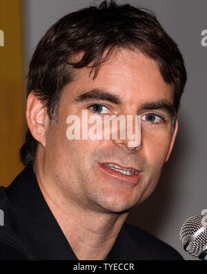 Vier - Zeit NASCAR Sprint Cup Champion Jeff Gordon spricht bei einer Pressekonferenz vor für die Ford 400 bei Homestead-Miami Speedway in Homestead, Florida am 18. November 2011 zu üben. UPI/Michael Busch Stockfoto