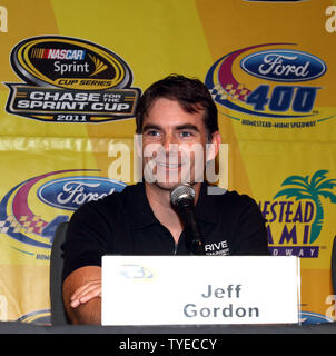 Vier - Zeit NASCAR Sprint Cup Champion Jeff Gordon spricht bei einer Pressekonferenz vor für die Ford 400 bei Homestead-Miami Speedway in Homestead, Florida am 18. November 2011 zu üben. UPI/Michael Busch Stockfoto