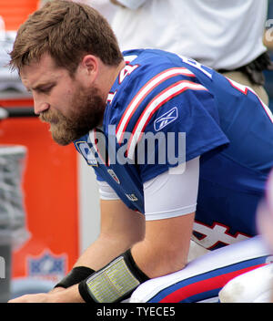 Buffalo Bills Quarterback Ryan Fitzpatrick (14) sitzt auf der Bank in der ersten Hälfte gegen die Miami Dolphins am 20 November, 2011 bei Sun Life Stadium in Miami, Florida. UPI/Susan Knowles. Stockfoto