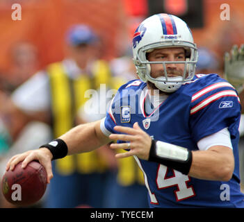 Buffalo Bills Quarterback Ryan Fitzpatrick (14) Sucht nach einem Receiver während der ersten Hälfte Maßnahmen zwischen den Miami Dolphins und die Buffalo Bills am 20 November, 2011 bei Sun Life Stadium in Miami, Florida. . UPI/Susan Knowles. Stockfoto