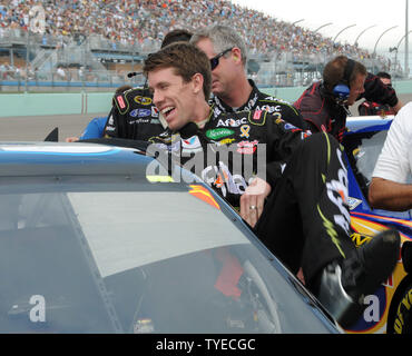 Carl Edwards steigt in sein Auto kurz vor der NASCAR Sprint Cup Ford 400 bei Homestead-Miami Speedway in Homestead, Florida am 20. November 2011. UPI/Christina Mendenhall Stockfoto