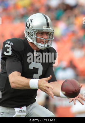 Oakland Raiders quarterback Carson Palmer (3) wird während der ersten Hälfte Maßnahmen ergriff, zwischen den Miami Dolphins und die Oakland Raiders Dezember 4, 2011 bei Sun Life Stadium in Miami, Florida. . UPI Foto/Susan Knowles. Stockfoto