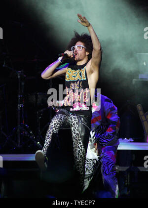 Redfoo (Stefan Kendal Gordy) mit Lmfao führt in Konzert in der Y-100 Jingle Ball Show im BankAtlantic Center in Sunrise, Florida am 10. Dezember 2011. UPI/Michael Busch Stockfoto