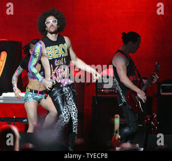 Redfoo (Stefan Kendal Gordy) mit Lmfao führt in Konzert in der Y-100 Jingle Ball Show im BankAtlantic Center in Sunrise, Florida am 10. Dezember 2011. UPI/Michael Busch Stockfoto