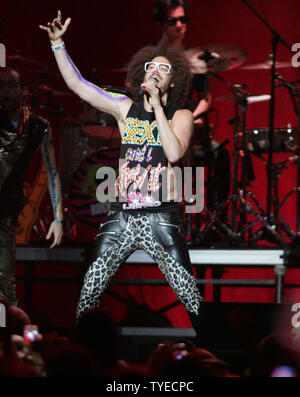 Redfoo (Stefan Kendal Gordy) mit Lmfao führt in Konzert in der Y-100 Jingle Ball Show im BankAtlantic Center in Sunrise, Florida am 10. Dezember 2011. UPI/Michael Busch Stockfoto