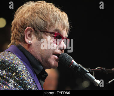 Elton John führt in Konzert im BankAtlantic Center in Sunrise, Florida am 9. März 2012. UPI/Michael Busch Stockfoto