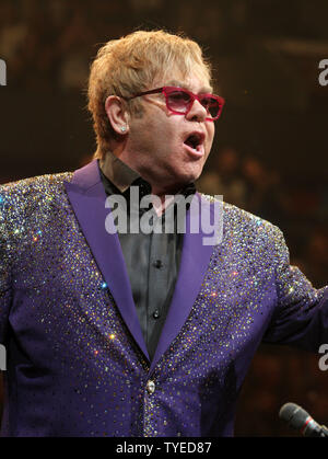 Elton John führt in Konzert im BankAtlantic Center in Sunrise, Florida am 9. März 2012. UPI/Michael Busch Stockfoto