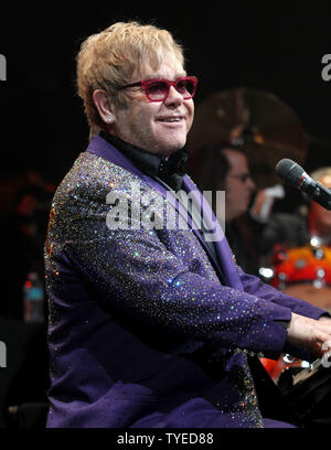 Elton John führt in Konzert im BankAtlantic Center in Sunrise, Florida am 9. März 2012. UPI/Michael Busch Stockfoto