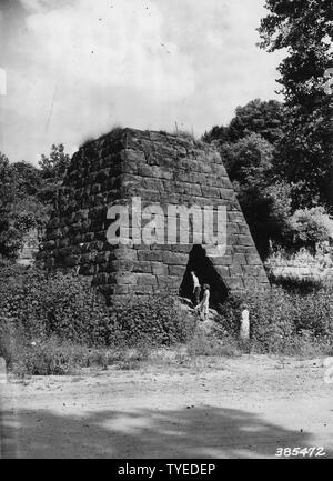 Foto von vesuv Ofen Stack; Umfang und Inhalt: Original Bildunterschrift: Vesuv Ofen Stapel. Dies war eine der ersten Bügeleisen Hochöfen in den berühmten Hängenden Rock Iron District im Süden von Ohio. Im Jahre 1833 erbaut, Holzkohle und Luftstoß ähnlich zu anderen Öfen verwendet (dies ist so kalt Blast bekannt). 1836 Die Heiße blast Pr. Stockfoto