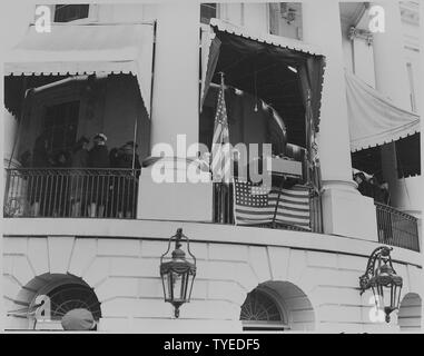 Foto von Vizepräsident Henry Wallace Zeugen der Vereidigung von Harry S. Truman als seinen Nachfolger (Truman verdeckt). Stockfoto